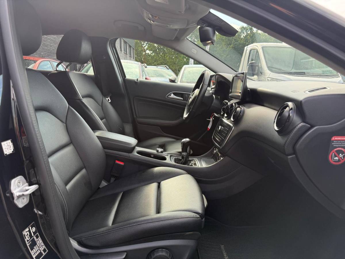 Mercedes-Benz A-Klasse Mercedes-Benz A-klasse 160 AMG Night Edition | 1E EIGENAAR | 12MND GARANTIE | LED | CRUISE | NAVI | BLUETOOTH | TREKHAAK |