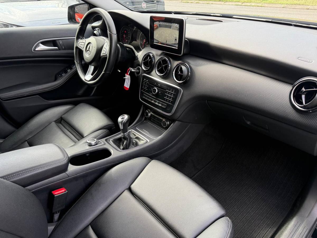 Mercedes-Benz A-Klasse Mercedes-Benz A-klasse 160 AMG Night Edition | 1E EIGENAAR | 12MND GARANTIE | LED | CRUISE | NAVI | BLUETOOTH | TREKHAAK |