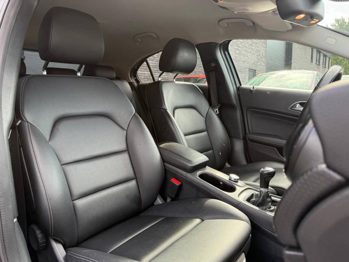 Mercedes-Benz A-Klasse Mercedes-Benz A-klasse 160 AMG Night Edition | 1E EIGENAAR | 12MND GARANTIE | LED | CRUISE | NAVI | BLUETOOTH | TREKHAAK |
