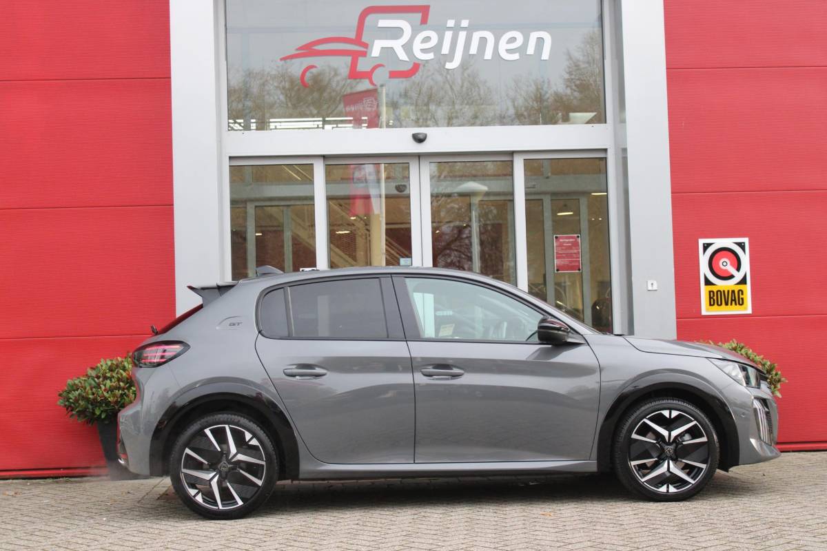 Peugeot 208 Peugeot 208 1.2 Hybrid 145PK AUTOMAAT GT PACK | PANORAMA DAK | ZWART DAK | ELEKTRISCH VERSTELBARE BESTUURDERSSTOEL MET MASSAGE FUNCTIE | CAMERA VOOR + ACHTER | ALCANTARA BEKLEDING | DODEHOEK DETECTIE | ADAPTIVE CRUISE CONTROL | NAVIGATIE | DRAADLOZE APPLE CARPLAY/ANDROID AURO | FULL LED KOPLAMPEN | DRAADLOZE TELEFOONLADER | STOEL VERWARMING | LICHTMETALEN VELGEN 17″ | GETINTE RUITEN |