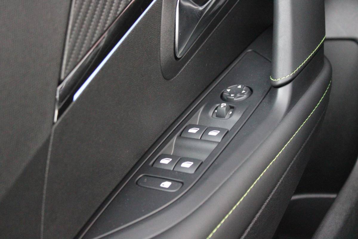 Peugeot 208 Peugeot 208 1.2 Hybrid 145PK AUTOMAAT GT PACK | PANORAMA DAK | ZWART DAK | ELEKTRISCH VERSTELBARE BESTUURDERSSTOEL MET MASSAGE FUNCTIE | CAMERA VOOR + ACHTER | ALCANTARA BEKLEDING | DODEHOEK DETECTIE | ADAPTIVE CRUISE CONTROL | NAVIGATIE | DRAADLOZE APPLE CARPLAY/ANDROID AURO | FULL LED KOPLAMPEN | DRAADLOZE TELEFOONLADER | STOEL VERWARMING | LICHTMETALEN VELGEN 17″ | GETINTE RUITEN |