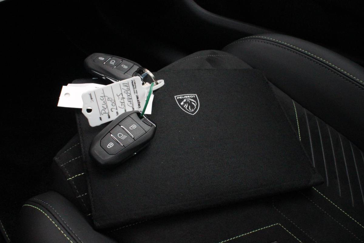 Peugeot 208 Peugeot 208 1.2 Hybrid 145PK AUTOMAAT GT PACK | PANORAMA DAK | ZWART DAK | ELEKTRISCH VERSTELBARE BESTUURDERSSTOEL MET MASSAGE FUNCTIE | CAMERA VOOR + ACHTER | ALCANTARA BEKLEDING | DODEHOEK DETECTIE | ADAPTIVE CRUISE CONTROL | NAVIGATIE | DRAADLOZE APPLE CARPLAY/ANDROID AURO | FULL LED KOPLAMPEN | DRAADLOZE TELEFOONLADER | STOEL VERWARMING | LICHTMETALEN VELGEN 17″ | GETINTE RUITEN |
