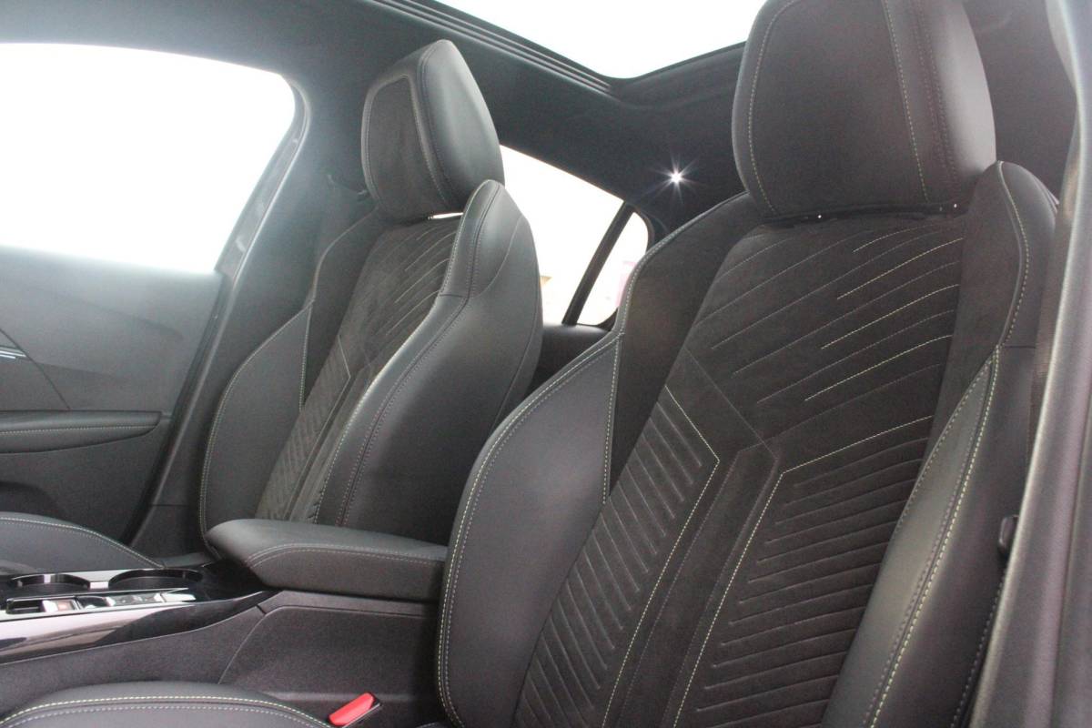 Peugeot 208 Peugeot 208 1.2 Hybrid 145PK AUTOMAAT GT PACK | PANORAMA DAK | ZWART DAK | ELEKTRISCH VERSTELBARE BESTUURDERSSTOEL MET MASSAGE FUNCTIE | CAMERA VOOR + ACHTER | ALCANTARA BEKLEDING | DODEHOEK DETECTIE | ADAPTIVE CRUISE CONTROL | NAVIGATIE | DRAADLOZE APPLE CARPLAY/ANDROID AURO | FULL LED KOPLAMPEN | DRAADLOZE TELEFOONLADER | STOEL VERWARMING | LICHTMETALEN VELGEN 17″ | GETINTE RUITEN |
