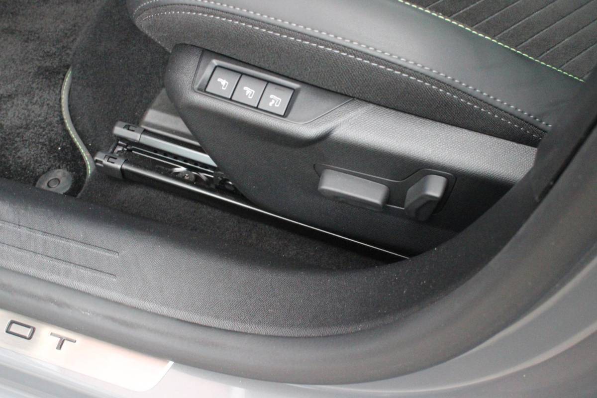 Peugeot 208 Peugeot 208 1.2 Hybrid 145PK AUTOMAAT GT PACK | PANORAMA DAK | ZWART DAK | ELEKTRISCH VERSTELBARE BESTUURDERSSTOEL MET MASSAGE FUNCTIE | CAMERA VOOR + ACHTER | ALCANTARA BEKLEDING | DODEHOEK DETECTIE | ADAPTIVE CRUISE CONTROL | NAVIGATIE | DRAADLOZE APPLE CARPLAY/ANDROID AURO | FULL LED KOPLAMPEN | DRAADLOZE TELEFOONLADER | STOEL VERWARMING | LICHTMETALEN VELGEN 17″ | GETINTE RUITEN |