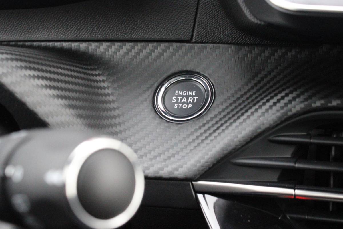 Peugeot 208 Peugeot 208 1.2 Hybrid 145PK AUTOMAAT GT PACK | PANORAMA DAK | ZWART DAK | ELEKTRISCH VERSTELBARE BESTUURDERSSTOEL MET MASSAGE FUNCTIE | CAMERA VOOR + ACHTER | ALCANTARA BEKLEDING | DODEHOEK DETECTIE | ADAPTIVE CRUISE CONTROL | NAVIGATIE | DRAADLOZE APPLE CARPLAY/ANDROID AURO | FULL LED KOPLAMPEN | DRAADLOZE TELEFOONLADER | STOEL VERWARMING | LICHTMETALEN VELGEN 17″ | GETINTE RUITEN |