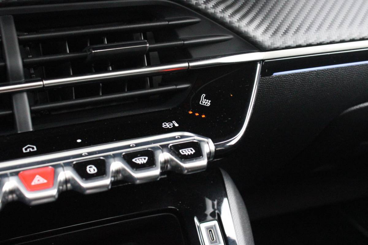 Peugeot 208 Peugeot 208 1.2 Hybrid 145PK AUTOMAAT GT PACK | PANORAMA DAK | ZWART DAK | ELEKTRISCH VERSTELBARE BESTUURDERSSTOEL MET MASSAGE FUNCTIE | CAMERA VOOR + ACHTER | ALCANTARA BEKLEDING | DODEHOEK DETECTIE | ADAPTIVE CRUISE CONTROL | NAVIGATIE | DRAADLOZE APPLE CARPLAY/ANDROID AURO | FULL LED KOPLAMPEN | DRAADLOZE TELEFOONLADER | STOEL VERWARMING | LICHTMETALEN VELGEN 17″ | GETINTE RUITEN |