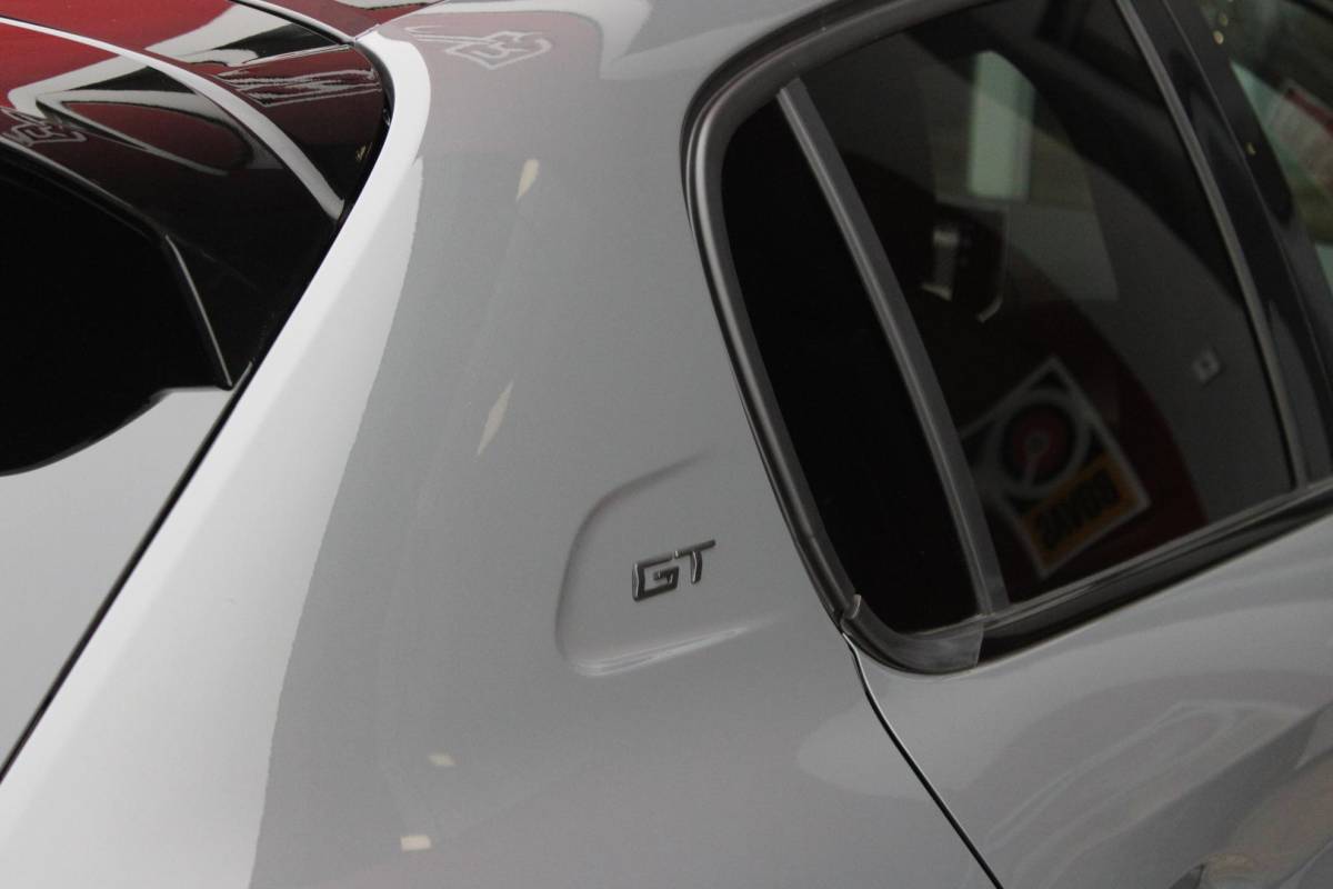Peugeot 208 Peugeot 208 1.2 Hybrid 145PK AUTOMAAT GT PACK | PANORAMA DAK | ZWART DAK | ELEKTRISCH VERSTELBARE BESTUURDERSSTOEL MET MASSAGE FUNCTIE | CAMERA VOOR + ACHTER | ALCANTARA BEKLEDING | DODEHOEK DETECTIE | ADAPTIVE CRUISE CONTROL | NAVIGATIE | DRAADLOZE APPLE CARPLAY/ANDROID AURO | FULL LED KOPLAMPEN | DRAADLOZE TELEFOONLADER | STOEL VERWARMING | LICHTMETALEN VELGEN 17″ | GETINTE RUITEN |