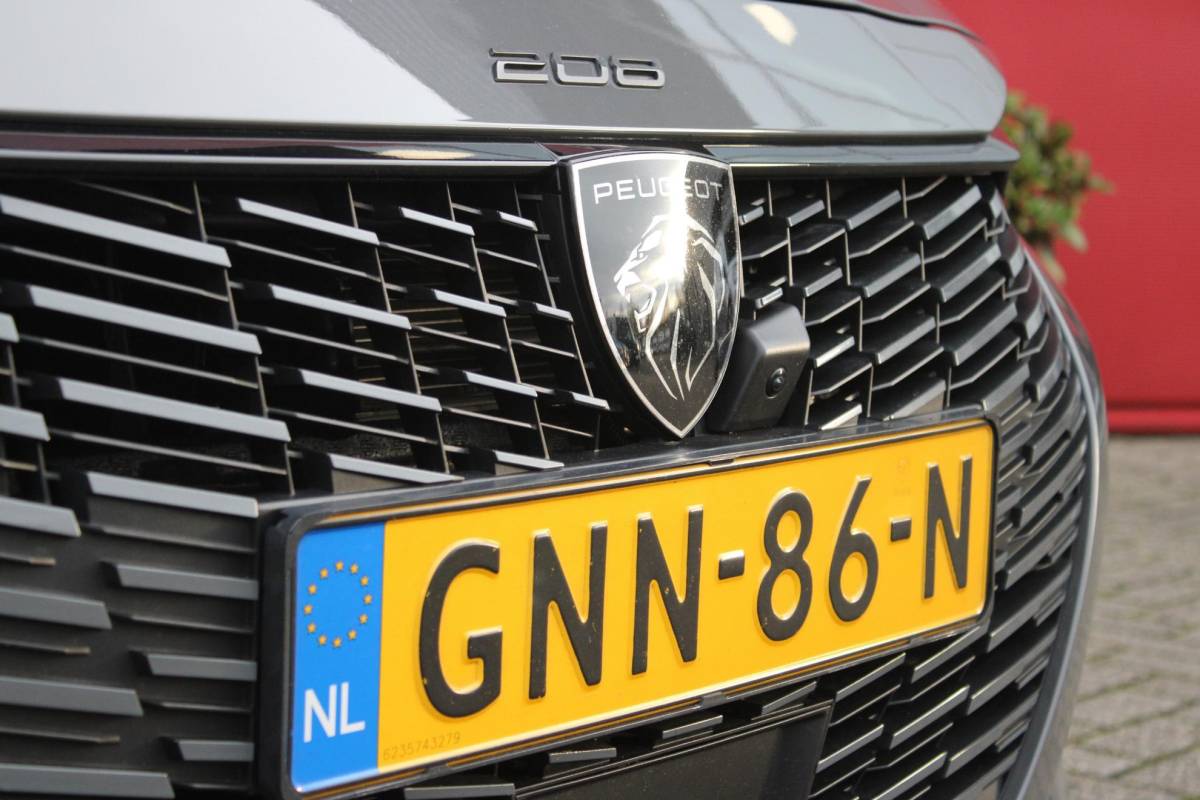 Peugeot 208 Peugeot 208 1.2 Hybrid 145PK AUTOMAAT GT PACK | PANORAMA DAK | ZWART DAK | ELEKTRISCH VERSTELBARE BESTUURDERSSTOEL MET MASSAGE FUNCTIE | CAMERA VOOR + ACHTER | ALCANTARA BEKLEDING | DODEHOEK DETECTIE | ADAPTIVE CRUISE CONTROL | NAVIGATIE | DRAADLOZE APPLE CARPLAY/ANDROID AURO | FULL LED KOPLAMPEN | DRAADLOZE TELEFOONLADER | STOEL VERWARMING | LICHTMETALEN VELGEN 17″ | GETINTE RUITEN |
