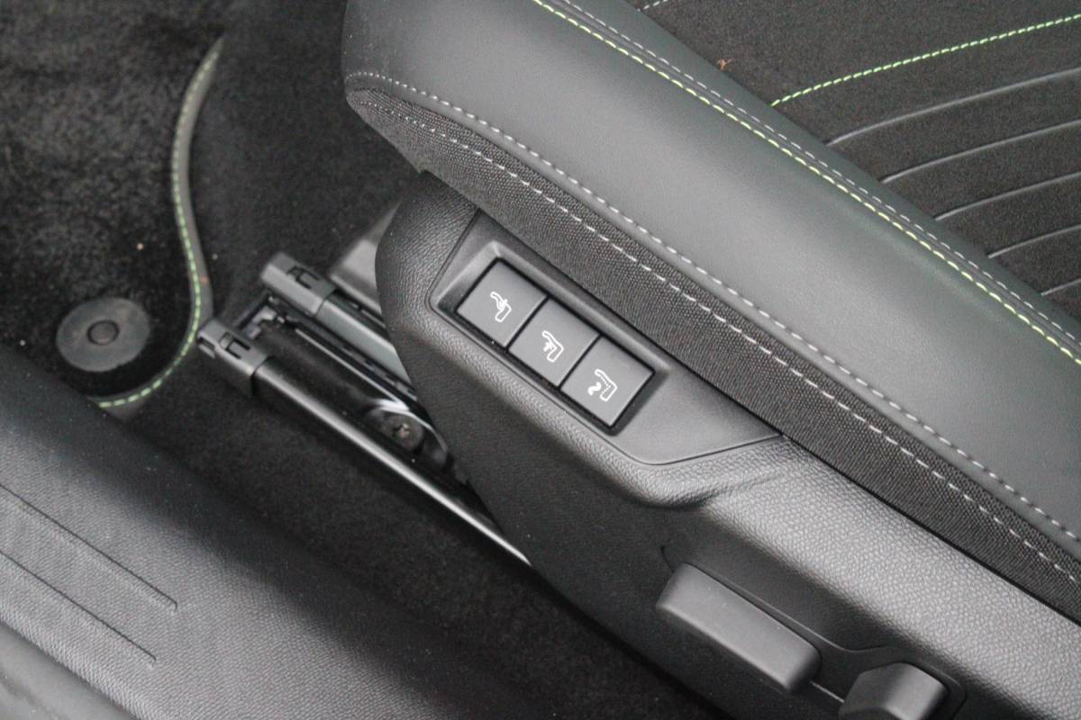 Peugeot 208 Peugeot 208 1.2 Hybrid 145PK AUTOMAAT GT PACK | PANORAMA DAK | ZWART DAK | ELEKTRISCH VERSTELBARE BESTUURDERSSTOEL MET MASSAGE FUNCTIE | CAMERA VOOR + ACHTER | ALCANTARA BEKLEDING | DODEHOEK DETECTIE | ADAPTIVE CRUISE CONTROL | NAVIGATIE | DRAADLOZE APPLE CARPLAY/ANDROID AURO | FULL LED KOPLAMPEN | DRAADLOZE TELEFOONLADER | STOEL VERWARMING | LICHTMETALEN VELGEN 17″ | GETINTE RUITEN |