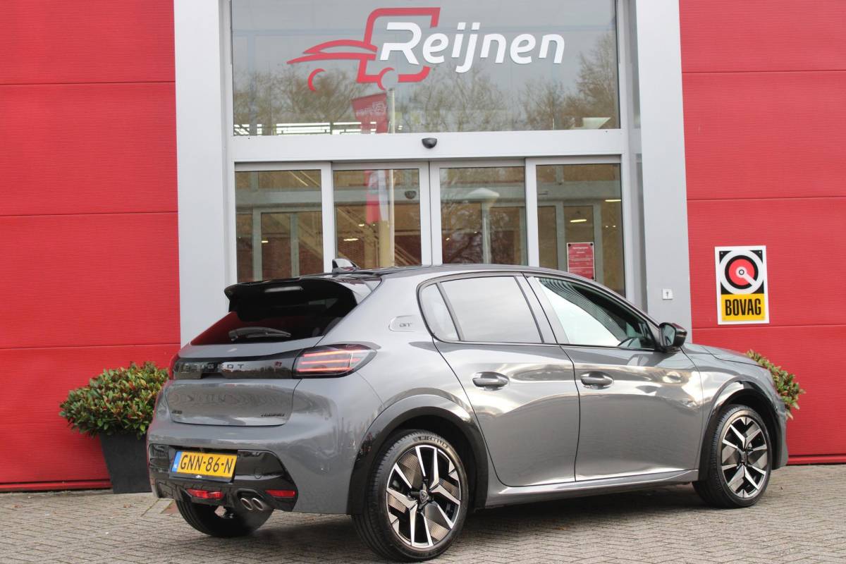 Peugeot 208 Peugeot 208 1.2 Hybrid 145PK AUTOMAAT GT PACK | PANORAMA DAK | ZWART DAK | ELEKTRISCH VERSTELBARE BESTUURDERSSTOEL MET MASSAGE FUNCTIE | CAMERA VOOR + ACHTER | ALCANTARA BEKLEDING | DODEHOEK DETECTIE | ADAPTIVE CRUISE CONTROL | NAVIGATIE | DRAADLOZE APPLE CARPLAY/ANDROID AURO | FULL LED KOPLAMPEN | DRAADLOZE TELEFOONLADER | STOEL VERWARMING | LICHTMETALEN VELGEN 17″ | GETINTE RUITEN |