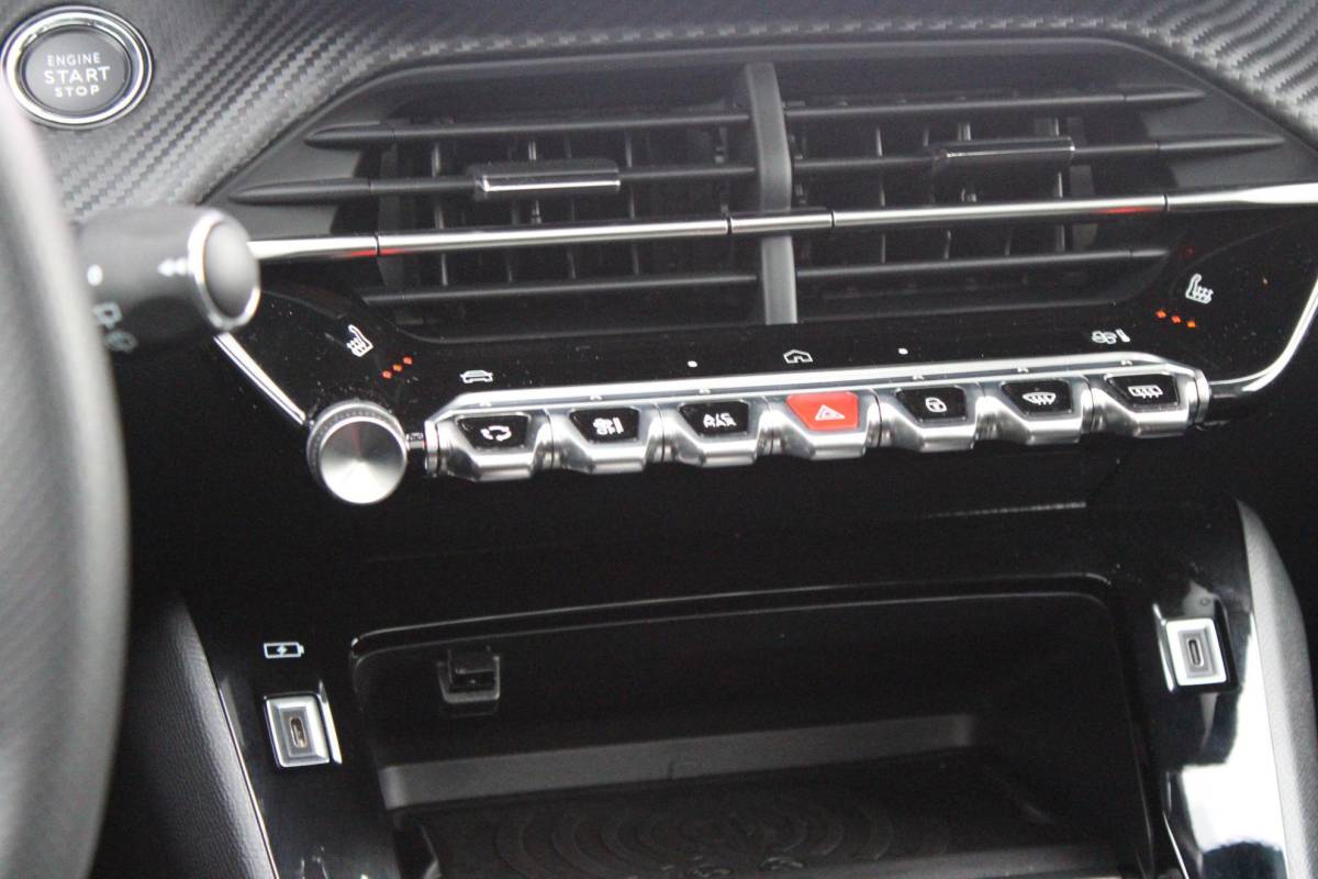 Peugeot 208 Peugeot 208 1.2 Hybrid 145PK AUTOMAAT GT PACK | PANORAMA DAK | ZWART DAK | ELEKTRISCH VERSTELBARE BESTUURDERSSTOEL MET MASSAGE FUNCTIE | CAMERA VOOR + ACHTER | ALCANTARA BEKLEDING | DODEHOEK DETECTIE | ADAPTIVE CRUISE CONTROL | NAVIGATIE | DRAADLOZE APPLE CARPLAY/ANDROID AURO | FULL LED KOPLAMPEN | DRAADLOZE TELEFOONLADER | STOEL VERWARMING | LICHTMETALEN VELGEN 17″ | GETINTE RUITEN |