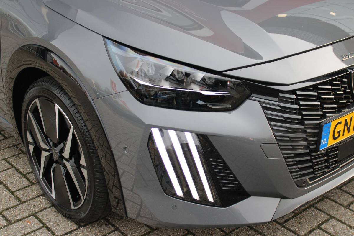 Peugeot 208 Peugeot 208 1.2 Hybrid 145PK AUTOMAAT GT PACK | PANORAMA DAK | ZWART DAK | ELEKTRISCH VERSTELBARE BESTUURDERSSTOEL MET MASSAGE FUNCTIE | CAMERA VOOR + ACHTER | ALCANTARA BEKLEDING | DODEHOEK DETECTIE | ADAPTIVE CRUISE CONTROL | NAVIGATIE | DRAADLOZE APPLE CARPLAY/ANDROID AURO | FULL LED KOPLAMPEN | DRAADLOZE TELEFOONLADER | STOEL VERWARMING | LICHTMETALEN VELGEN 17″ | GETINTE RUITEN |