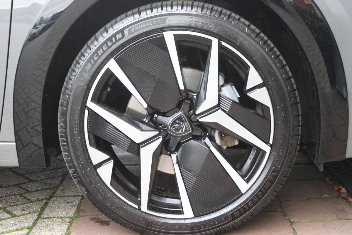 Peugeot 208 Peugeot 208 1.2 Hybrid 145PK AUTOMAAT GT PACK | PANORAMA DAK | ZWART DAK | ELEKTRISCH VERSTELBARE BESTUURDERSSTOEL MET MASSAGE FUNCTIE | CAMERA VOOR + ACHTER | ALCANTARA BEKLEDING | DODEHOEK DETECTIE | ADAPTIVE CRUISE CONTROL | NAVIGATIE | DRAADLOZE APPLE CARPLAY/ANDROID AURO | FULL LED KOPLAMPEN | DRAADLOZE TELEFOONLADER | STOEL VERWARMING | LICHTMETALEN VELGEN 17″ | GETINTE RUITEN |