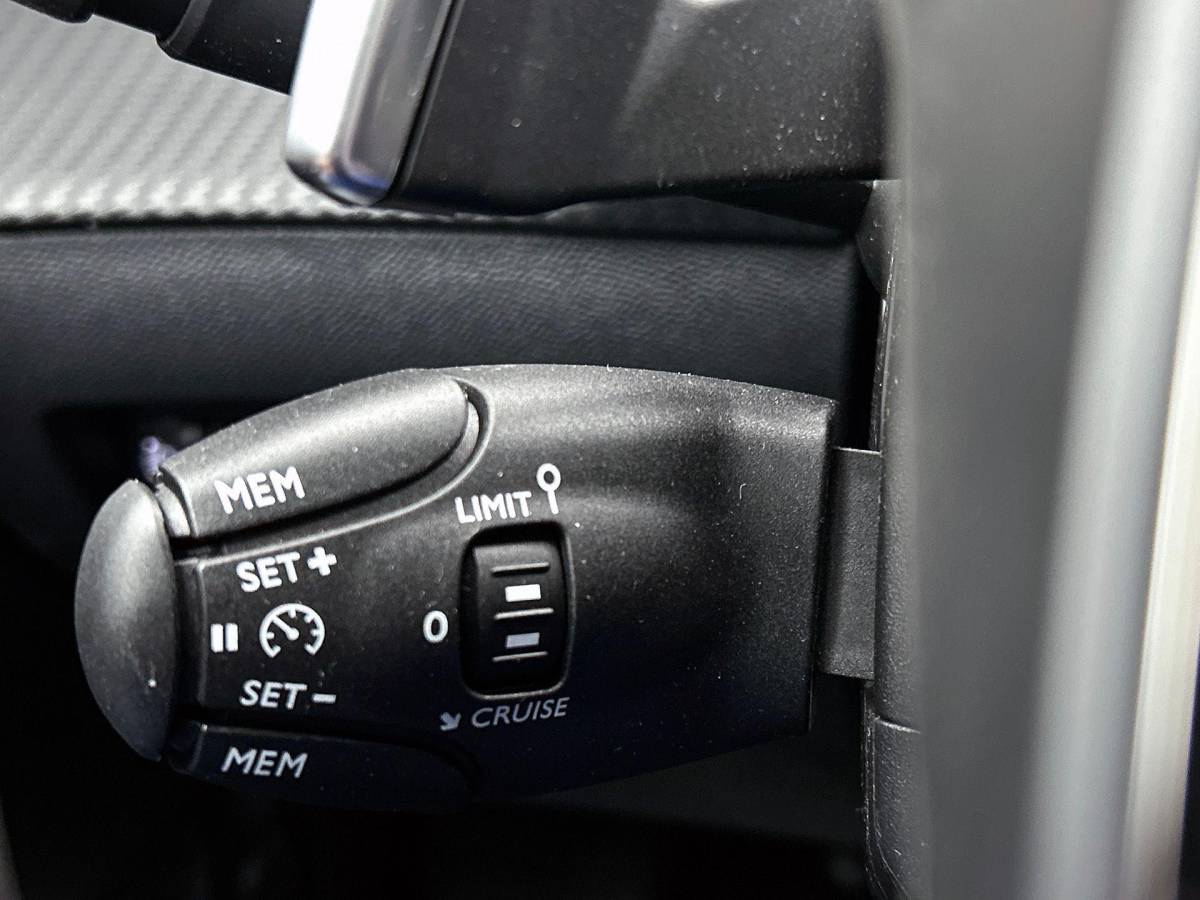 Peugeot 208 Peugeot 208 1.2 100pk AUT. Allure NAVI & CARPLAY | CRUISE
