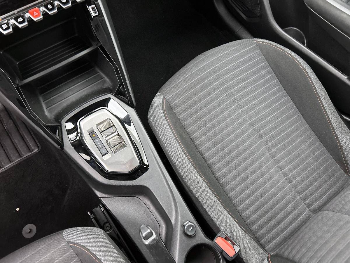 Peugeot 208 Peugeot 208 1.2 100pk AUT. Allure NAVI & CARPLAY | CRUISE