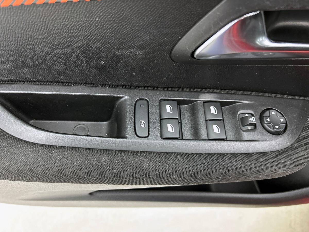 Peugeot 208 Peugeot 208 1.2 100pk AUT. Allure NAVI & CARPLAY | CRUISE