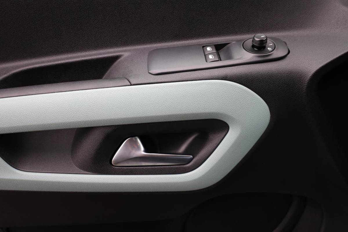 Citroën Berlingo Citroen Berlingo 1.2 PureTech TREKHAAK CARPLAY CAMERA CRUISE VERKEERSBORD/RIJBAANDETECTIE