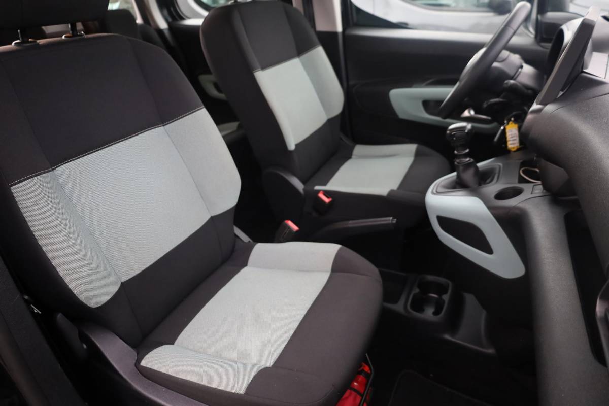 Citroën Berlingo Citroen Berlingo 1.2 PureTech TREKHAAK CARPLAY CAMERA CRUISE VERKEERSBORD/RIJBAANDETECTIE
