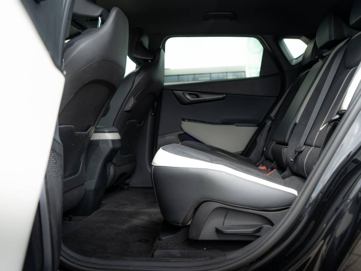 Kia EV6 Kia EV6 GT-Line Business Edition 84 kWh Speciale uitvoering | 21 inch GT velgen | Hifi upgrade met Subwoofer | Gele remklauwen | Stoel verwarming l Elektrische kofferklep | GT pakket | LED | Keyless | 20 inch LMV