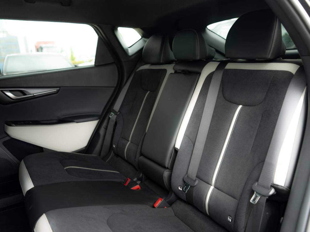 Kia EV6 Kia EV6 GT-Line Business Edition 84 kWh Speciale uitvoering | 21 inch GT velgen | Hifi upgrade met Subwoofer | Gele remklauwen | Stoel verwarming l Elektrische kofferklep | GT pakket | LED | Keyless | 20 inch LMV