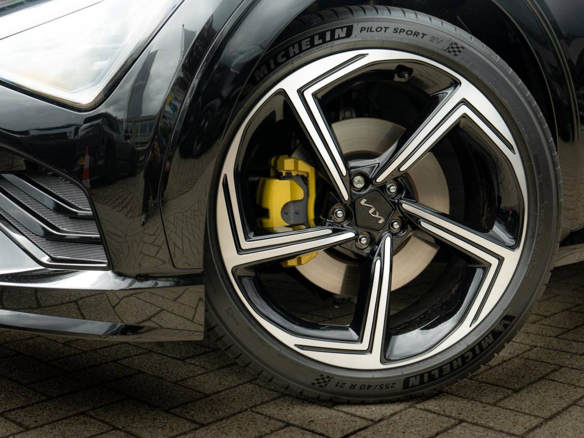 Kia EV6 Kia EV6 GT-Line Business Edition 84 kWh Speciale uitvoering | 21 inch GT velgen | Hifi upgrade met Subwoofer | Gele remklauwen | Stoel verwarming l Elektrische kofferklep | GT pakket | LED | Keyless | 20 inch LMV