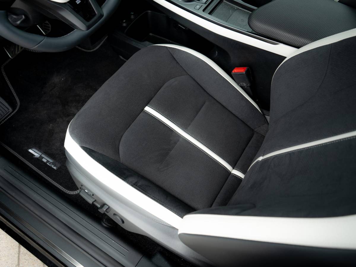 Kia EV6 Kia EV6 GT-Line Business Edition 84 kWh Speciale uitvoering | 21 inch GT velgen | Hifi upgrade met Subwoofer | Gele remklauwen | Stoel verwarming l Elektrische kofferklep | GT pakket | LED | Keyless | 20 inch LMV