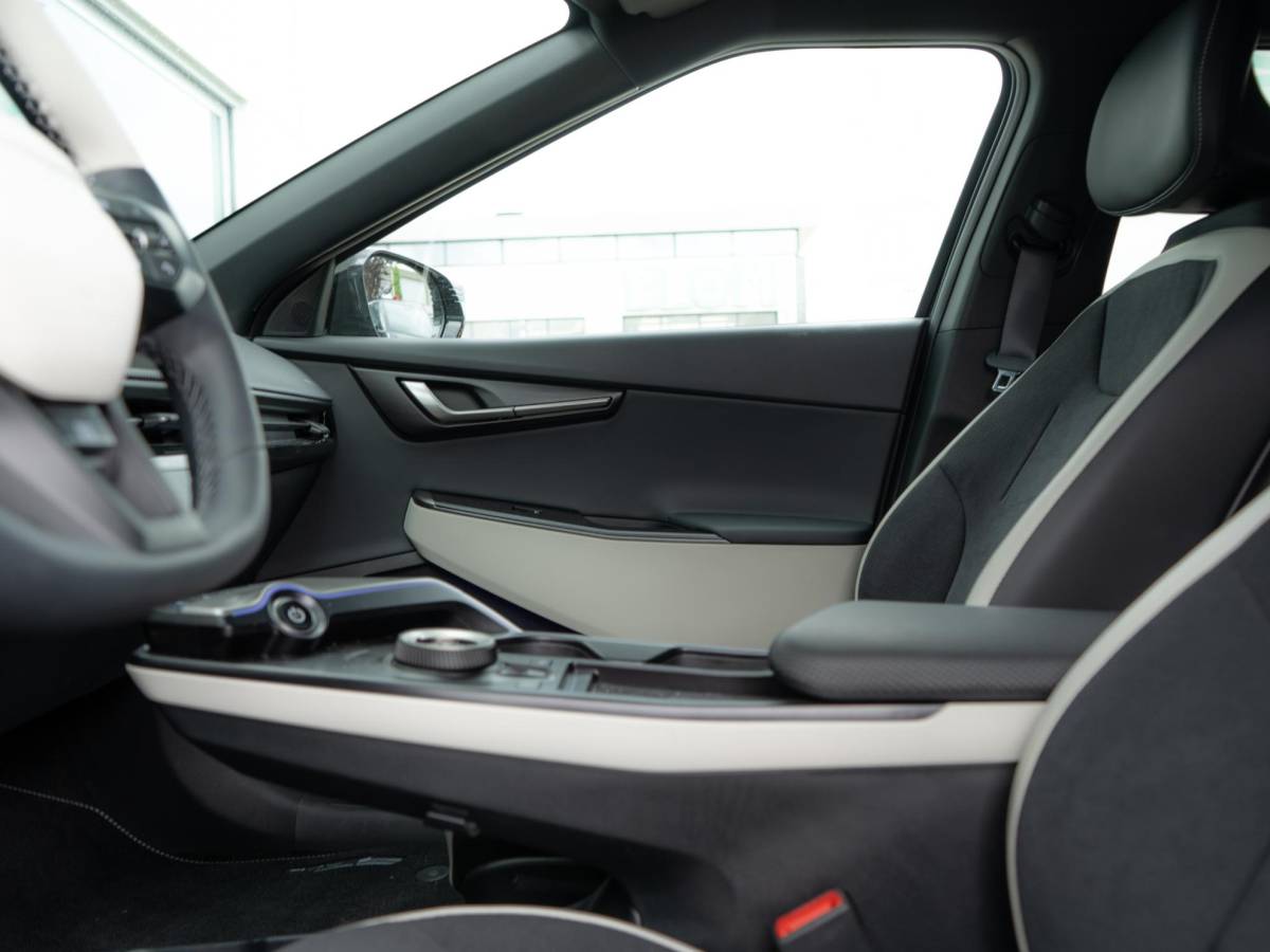 Kia EV6 Kia EV6 GT-Line Business Edition 84 kWh Speciale uitvoering | 21 inch GT velgen | Hifi upgrade met Subwoofer | Gele remklauwen | Stoel verwarming l Elektrische kofferklep | GT pakket | LED | Keyless | 20 inch LMV