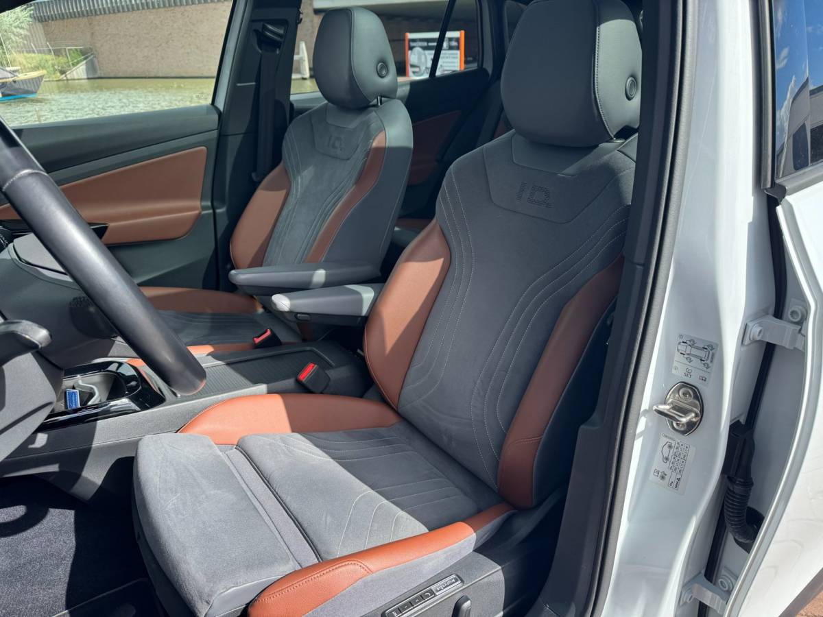 Volkswagen ID.4 Volkswagen ID.4 First Max 77 kWh ** PANO + MASSAGE + THAAK + 360 CAMERA + FULL OPTION**