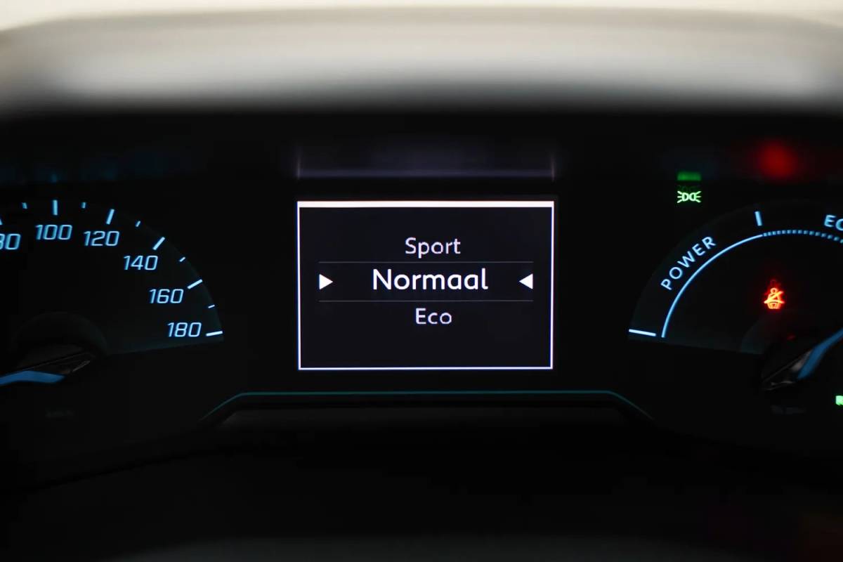 Peugeot e-2008 Peugeot 2008 EV Active Pack 50 kWh [ Climate Apple carplay / Android auto Cruise ]