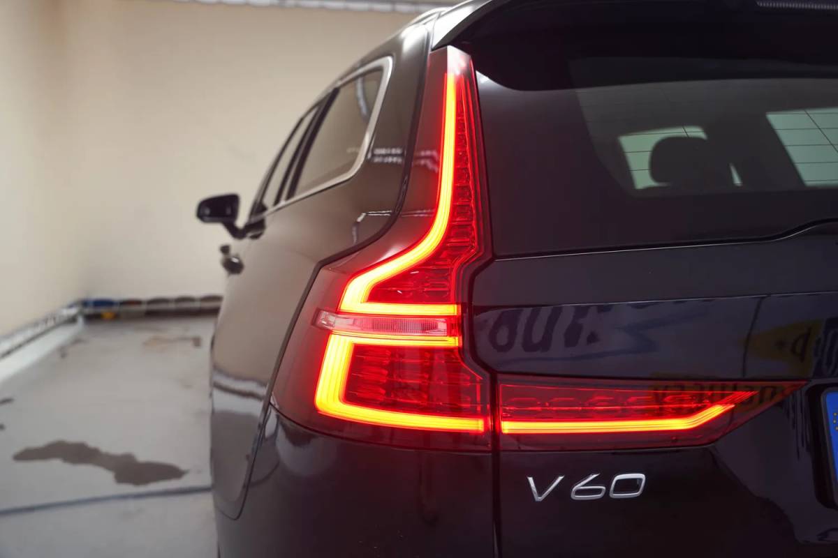 Volvo V60 Volvo V60 2.0 T6 AWD Recharge Business Pro [ Leder Comfortstoelen Stuur-&stoelverwarming ]