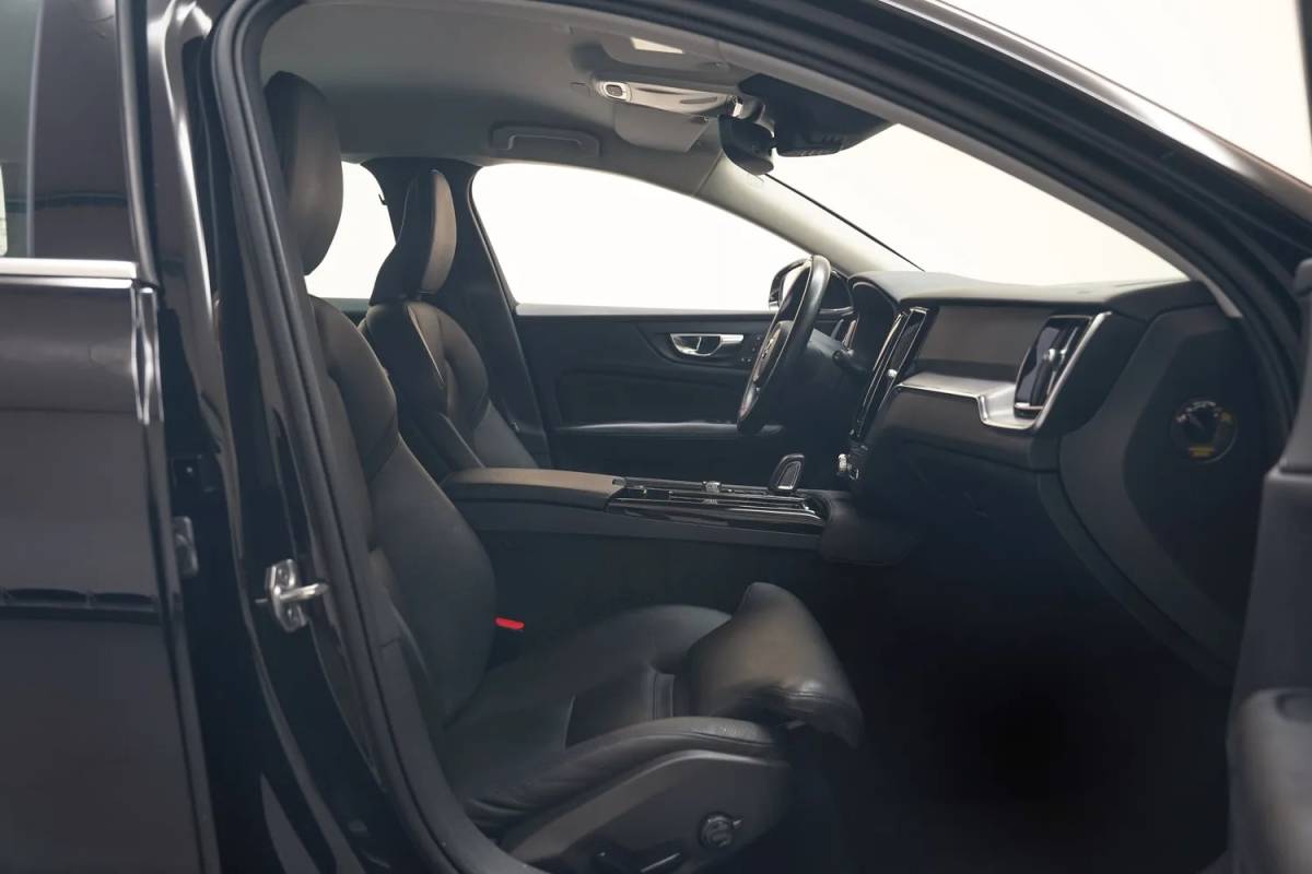 Volvo V60 Volvo V60 2.0 T6 AWD Recharge Business Pro [ Leder Comfortstoelen Stuur-&stoelverwarming ]