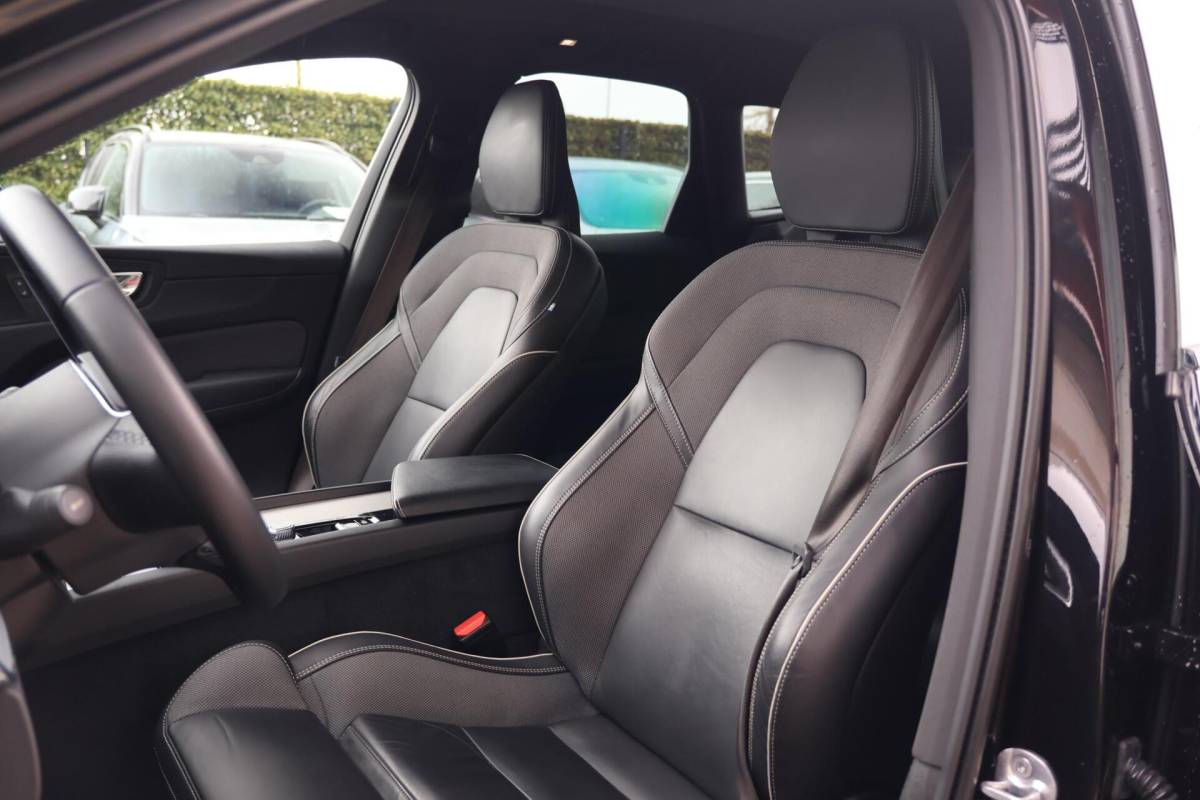 Volvo XC60 Volvo XC60 T6 Recharge AWD R-Design | Stoelverwarming | Parkeer Camera | Panoramadak | Memorystoel | Keyless