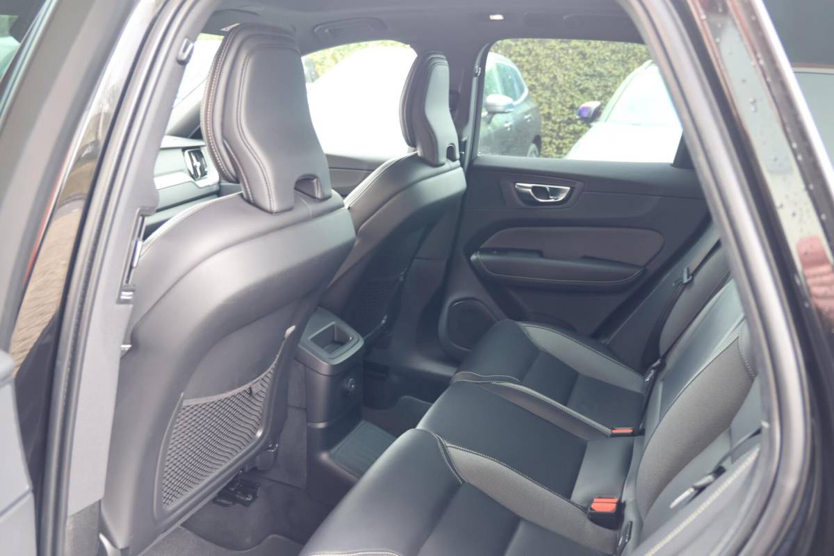 Volvo XC60 Volvo XC60 T6 Recharge AWD R-Design | Stoelverwarming | Parkeer Camera | Panoramadak | Memorystoel | Keyless