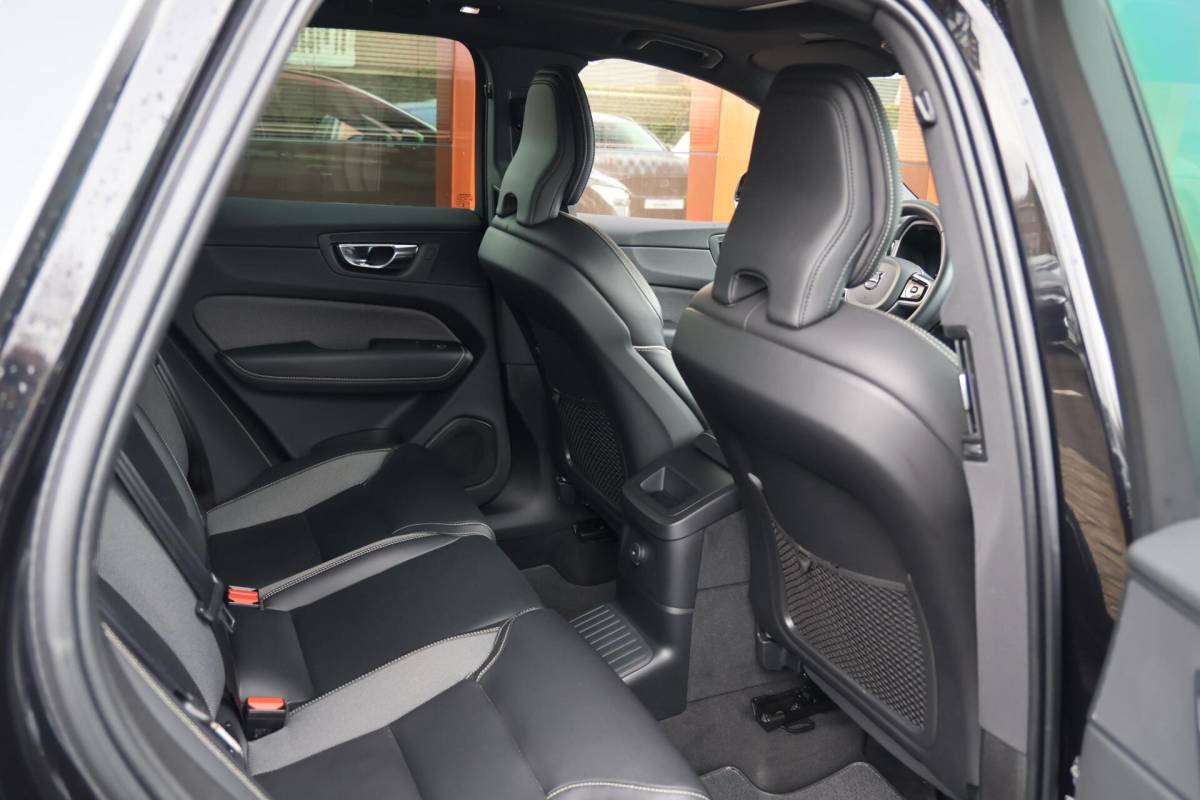 Volvo XC60 Volvo XC60 T6 Recharge AWD R-Design | Stoelverwarming | Parkeer Camera | Panoramadak | Memorystoel | Keyless