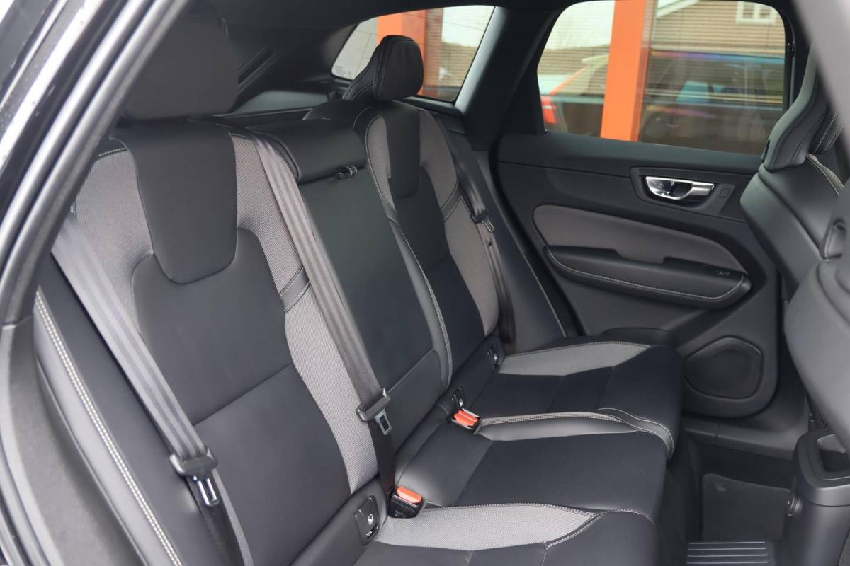 Volvo XC60 Volvo XC60 T6 Recharge AWD R-Design | Stoelverwarming | Parkeer Camera | Panoramadak | Memorystoel | Keyless