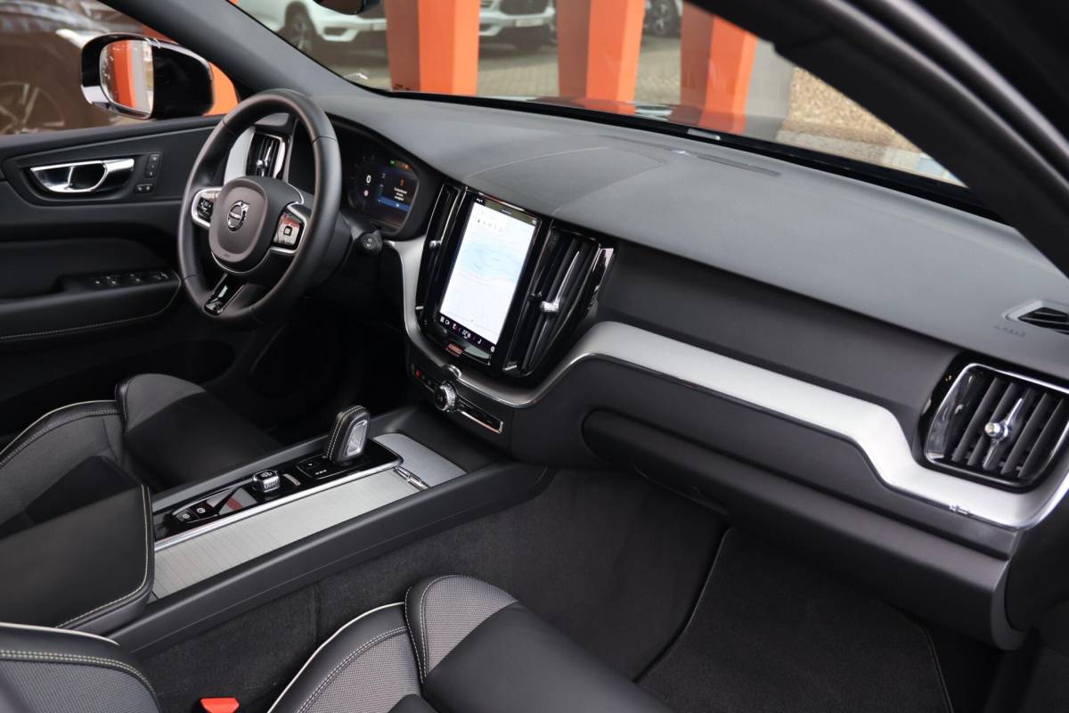 Volvo XC60 Volvo XC60 T6 Recharge AWD R-Design | Stoelverwarming | Parkeer Camera | Panoramadak | Memorystoel | Keyless