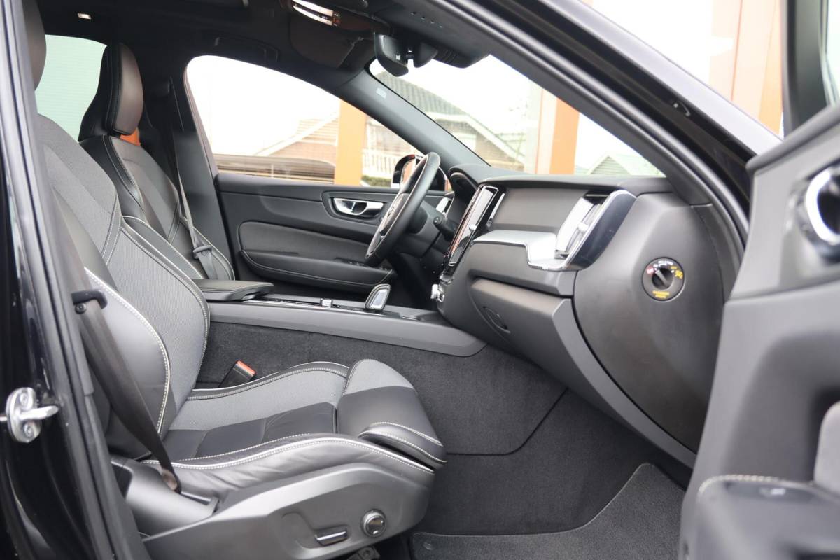 Volvo XC60 Volvo XC60 T6 Recharge AWD R-Design | Stoelverwarming | Parkeer Camera | Panoramadak | Memorystoel | Keyless