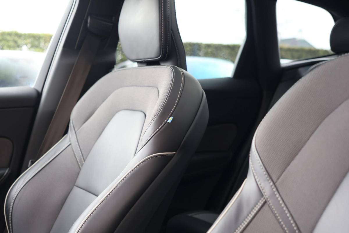 Volvo XC60 Volvo XC60 T6 Recharge AWD R-Design | Stoelverwarming | Parkeer Camera | Panoramadak | Memorystoel | Keyless