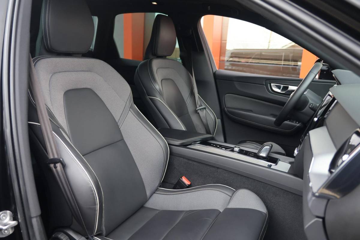 Volvo XC60 Volvo XC60 T6 Recharge AWD R-Design | Stoelverwarming | Parkeer Camera | Panoramadak | Memorystoel | Keyless