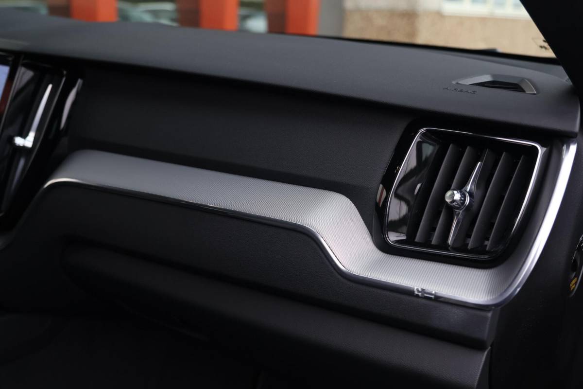 Volvo XC60 Volvo XC60 T6 Recharge AWD R-Design | Stoelverwarming | Parkeer Camera | Panoramadak | Memorystoel | Keyless