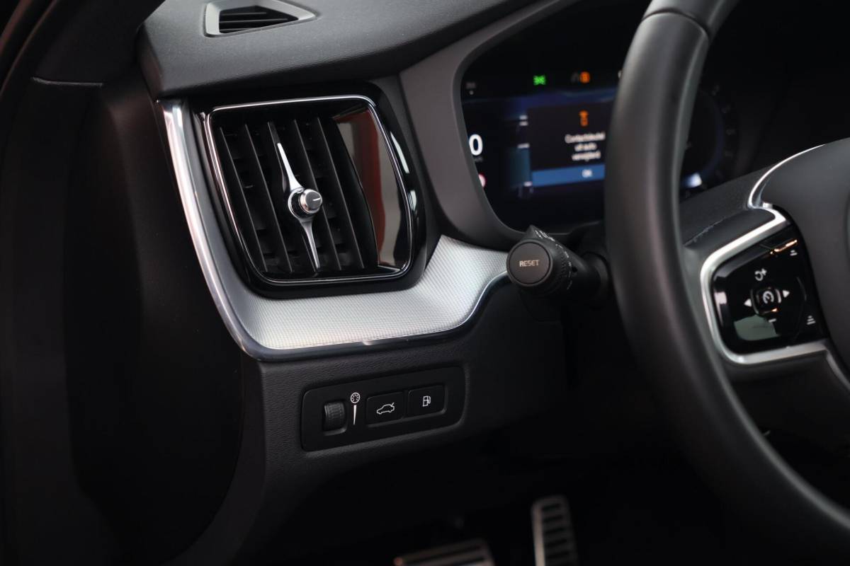 Volvo XC60 Volvo XC60 T6 Recharge AWD R-Design | Stoelverwarming | Parkeer Camera | Panoramadak | Memorystoel | Keyless