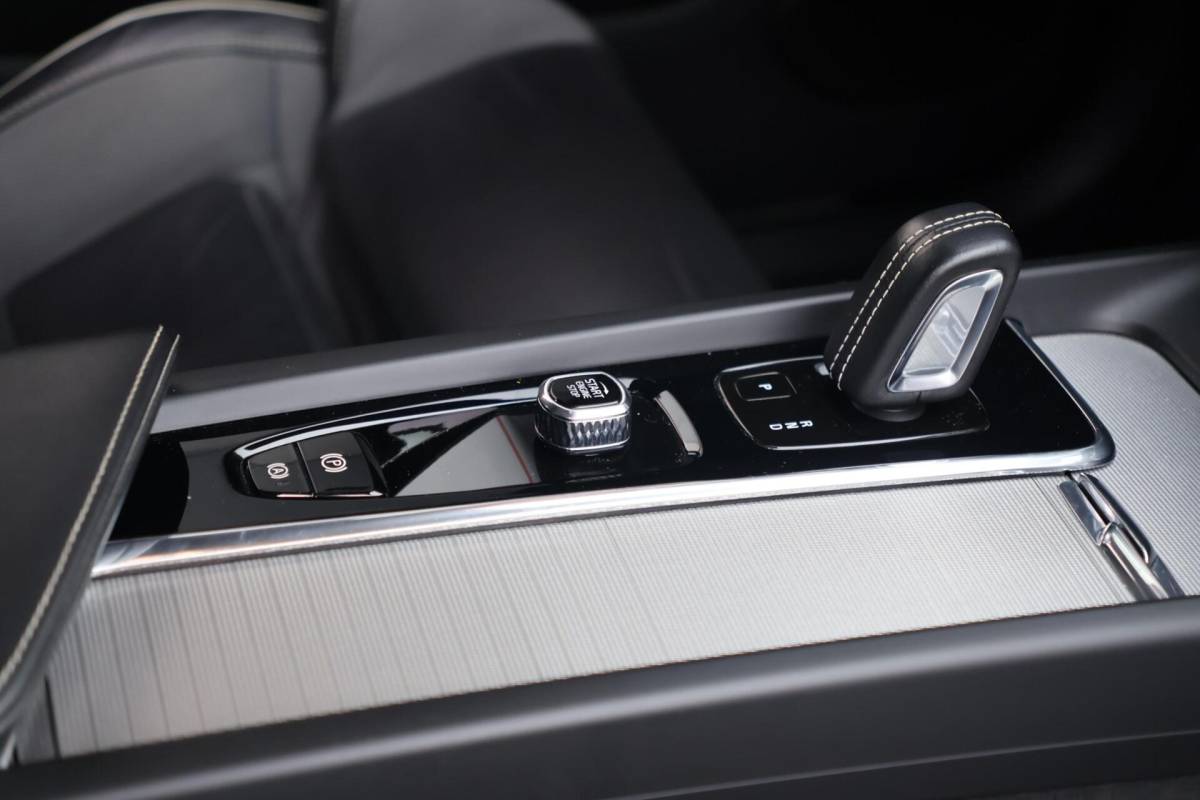 Volvo XC60 Volvo XC60 T6 Recharge AWD R-Design | Stoelverwarming | Parkeer Camera | Panoramadak | Memorystoel | Keyless