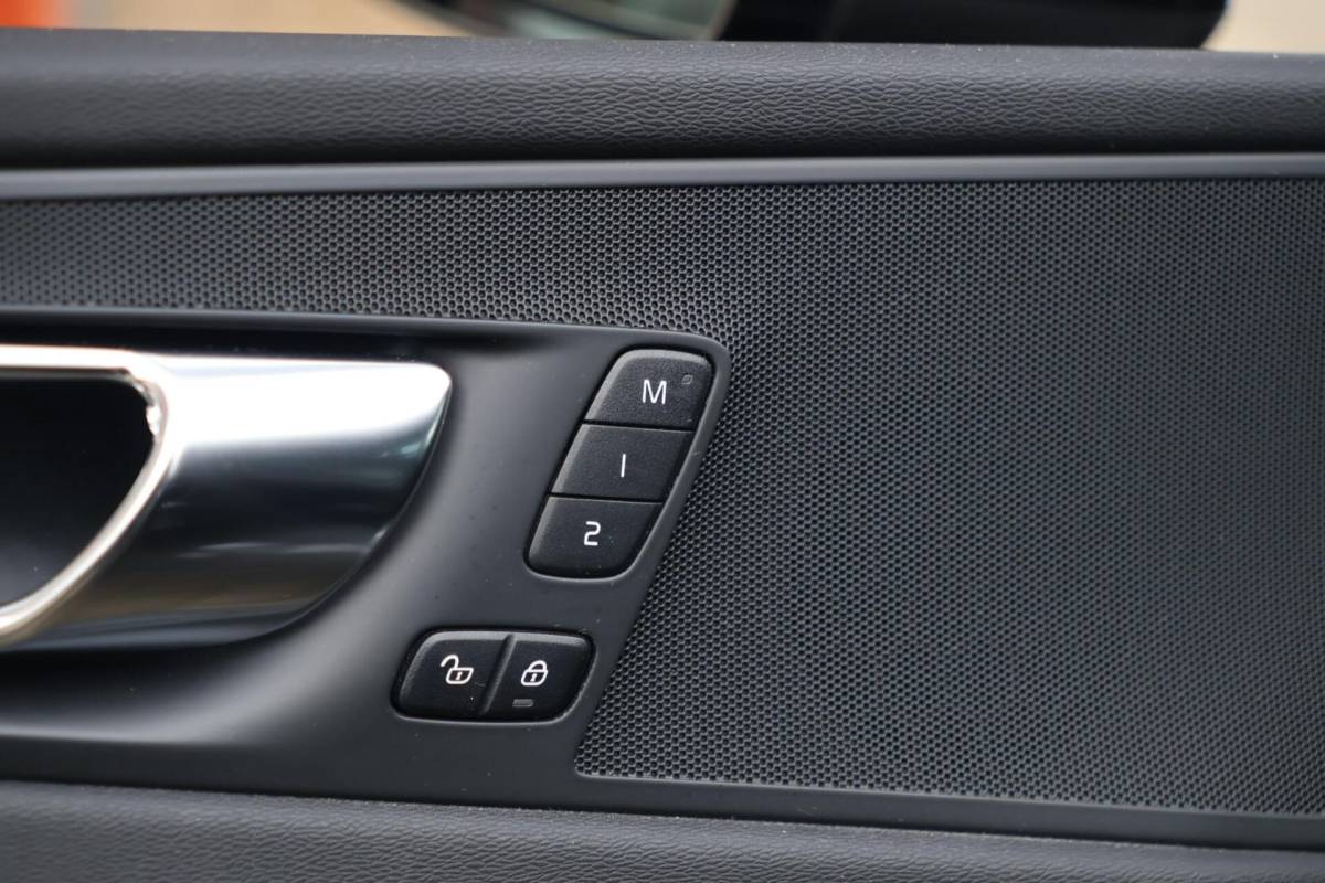 Volvo XC60 Volvo XC60 T6 Recharge AWD R-Design | Stoelverwarming | Parkeer Camera | Panoramadak | Memorystoel | Keyless