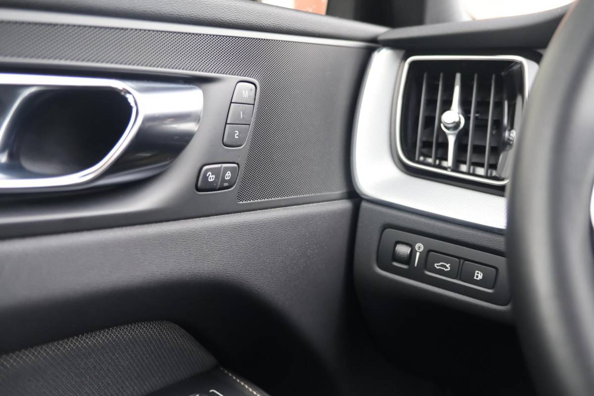 Volvo XC60 Volvo XC60 T6 Recharge AWD R-Design | Stoelverwarming | Parkeer Camera | Panoramadak | Memorystoel | Keyless