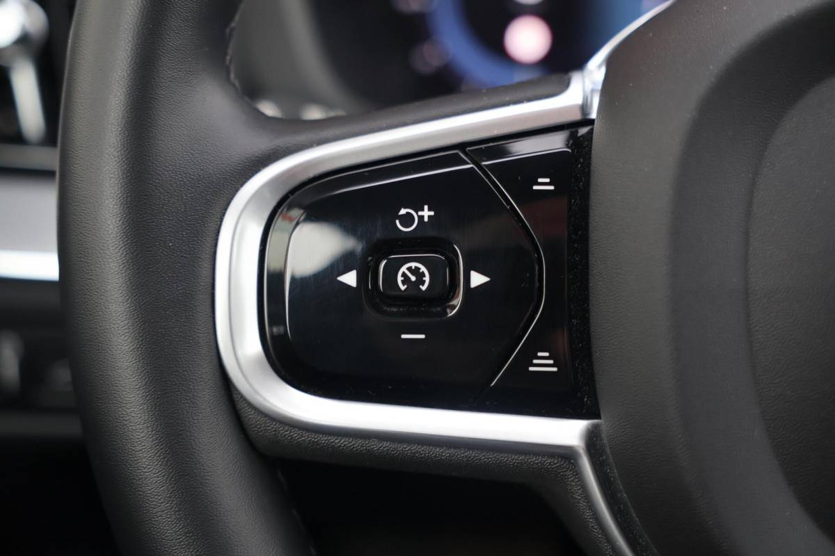 Volvo XC60 Volvo XC60 T6 Recharge AWD R-Design | Stoelverwarming | Parkeer Camera | Panoramadak | Memorystoel | Keyless