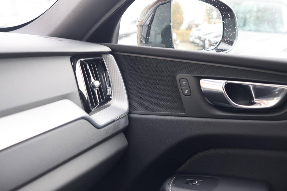 Volvo XC60 Volvo XC60 T6 Recharge AWD R-Design | Stoelverwarming | Parkeer Camera | Panoramadak | Memorystoel | Keyless