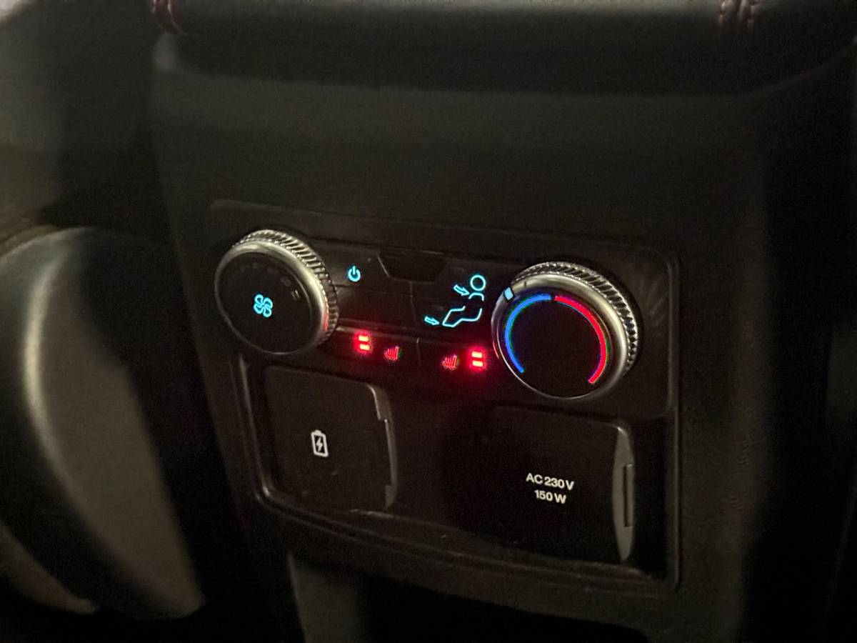 Ford Explorer Ford EXPLORER 3.0 V6 EcoBoost PHEV ST-Line | Pano | Carplay | Stuur/Stoelverwarming | Trekhaak | Stoelverkoeling | 7 Zits