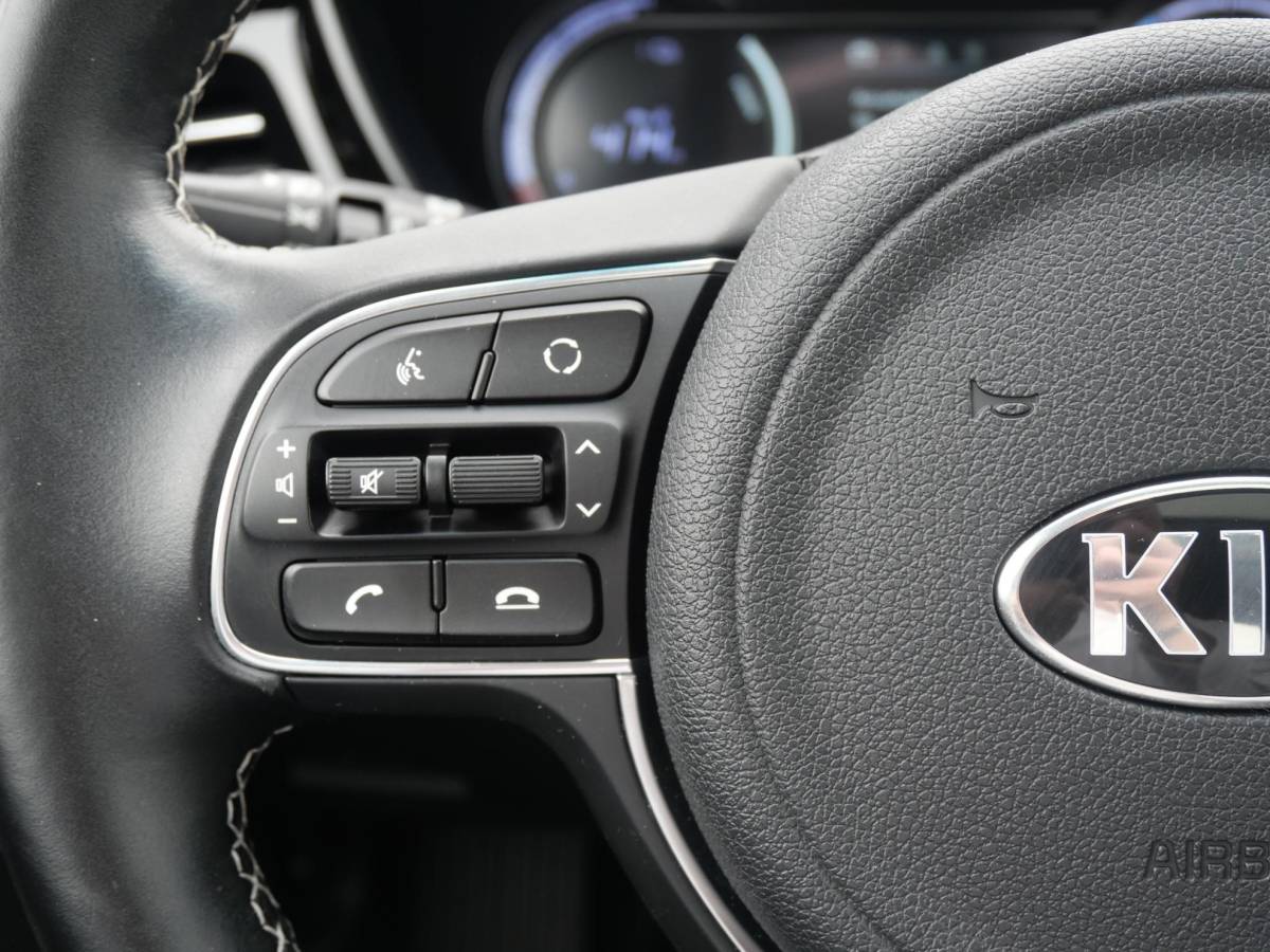 Kia e-Niro Kia e-Niro DynamicPlusLine 64 kWh | Cruise | Carplay | Keyless | Navi | Stoel-stuurverwarming | Schuif-kanteldak