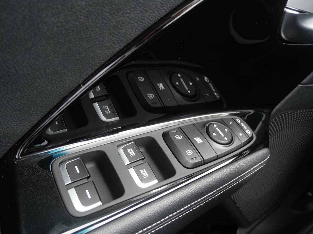 Kia e-Niro Kia e-Niro DynamicPlusLine 64 kWh | Cruise | Carplay | Keyless | Navi | Stoel-stuurverwarming | Schuif-kanteldak