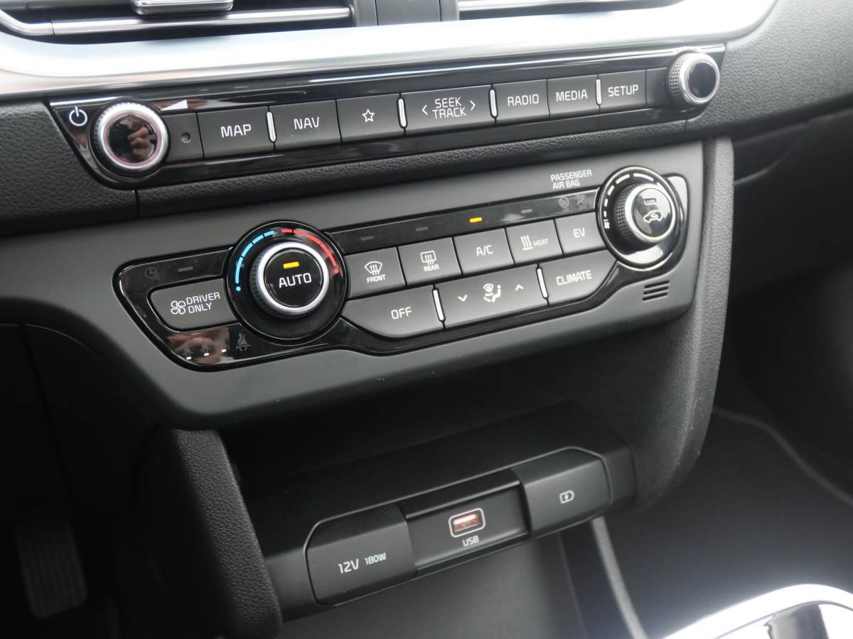 Kia e-Niro Kia e-Niro DynamicPlusLine 64 kWh | Cruise | Carplay | Keyless | Navi | Stoel-stuurverwarming | Schuif-kanteldak